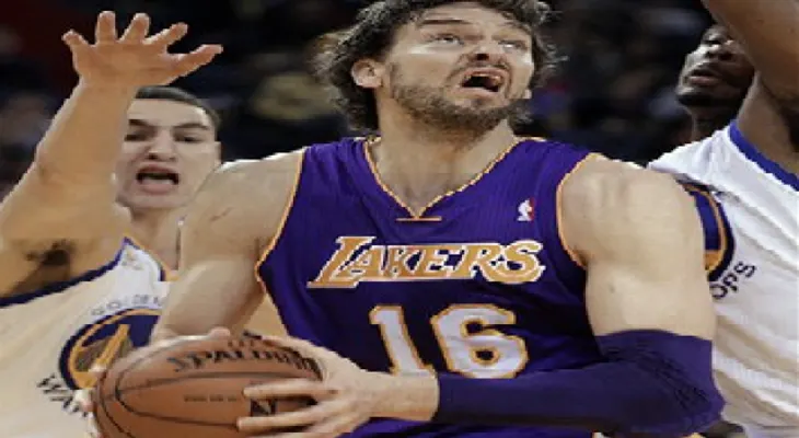 Pau Gasol recibe el galardón Magic Johnson 