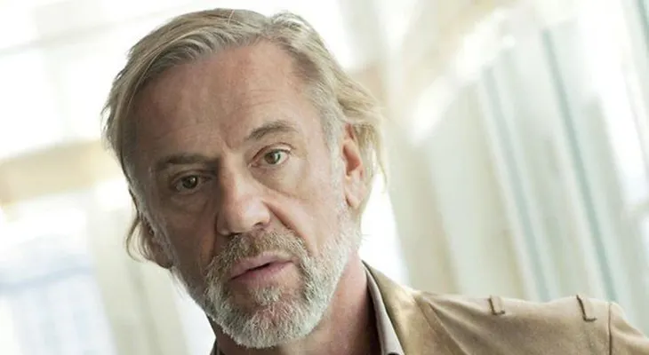 Roland Mary, el marido de la novia de Brad Pitt, tiene 68 años