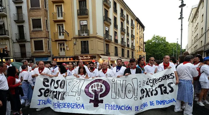 Los San Fermines dicen no a las agresiones sexistas: "En Pamplona, quien la hace la paga"