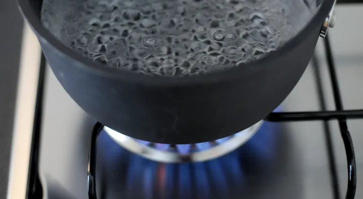 El peligroso reto viral con agua hirviendo que se apoderó de internet: el #HotWaterChallenge