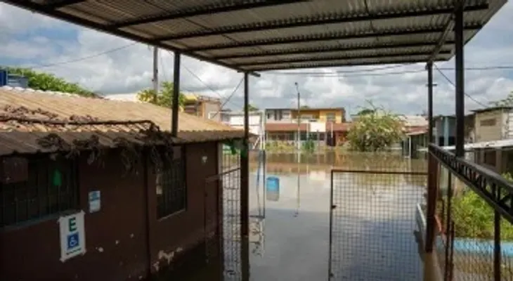 Intensas lluvias inundan 42 sectores de Guayaquil y obligan a suspender clases nocturnas