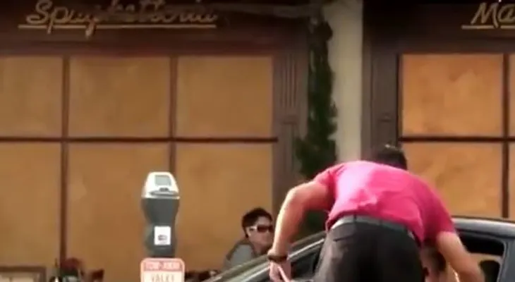 No lo dejaron entrar a restaurante por vestir como indigente, hasta que regresó en un Ferrari (Video)