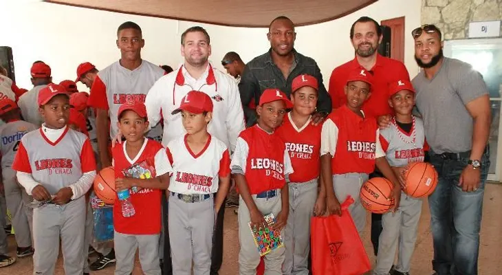 Escogido realiza entrega de juguetes a liga deportiva "Leones de Chaca"