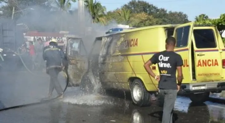Una ambulancia se incendia en el kilómetro 9 de la Autopista Duarte