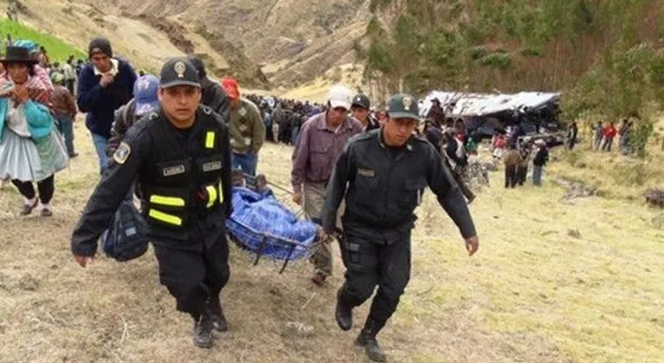 Mueren 18 en accidente vial en Perú 