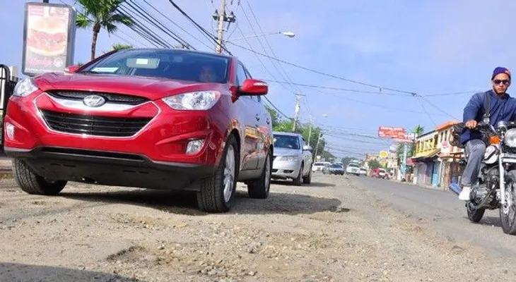 Choferes reclaman reparar vías de Santiago