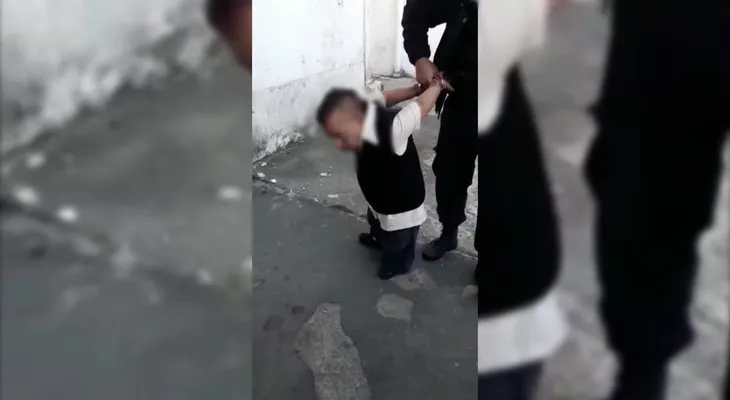 Tres policías se filmaron burlándose de un hombre con enanismo al que habían detenido