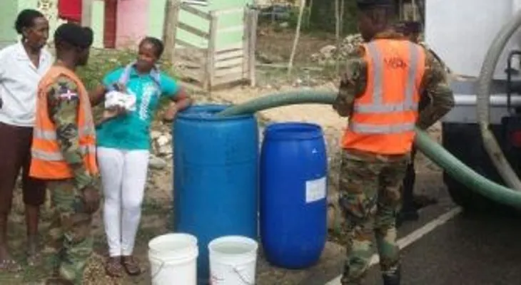 MOPC entrega 126 mil galones de agua potable en Baní