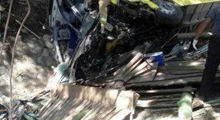 Cuatro heridos al volcarse camioneta en la autopista Duarte