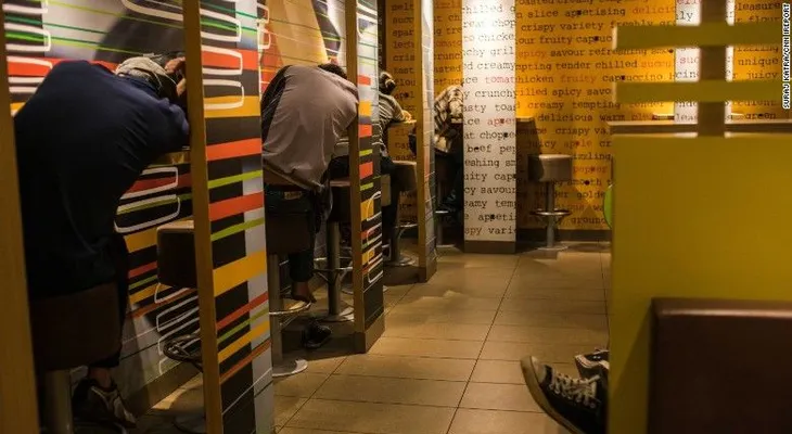 Cada vez más personas duermen en McDonald;s de Hong Kong, ¿por qué?