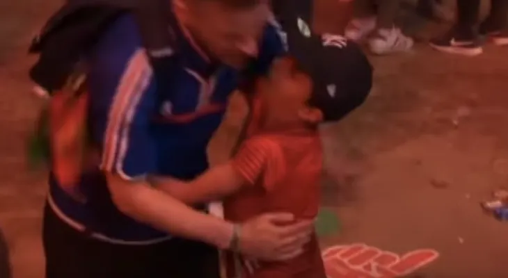 Un joven aficionado portugués da una lección de deportividad en la Eurocopa
