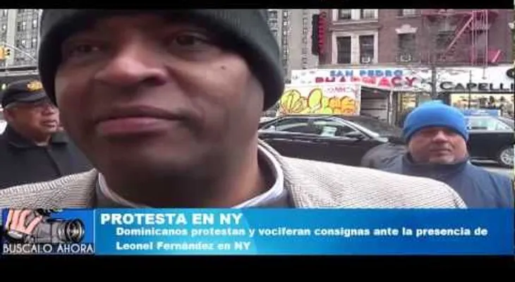 Dominicanos protestan y vociferan consignas ante presencia de Leonel Fernández en NY
