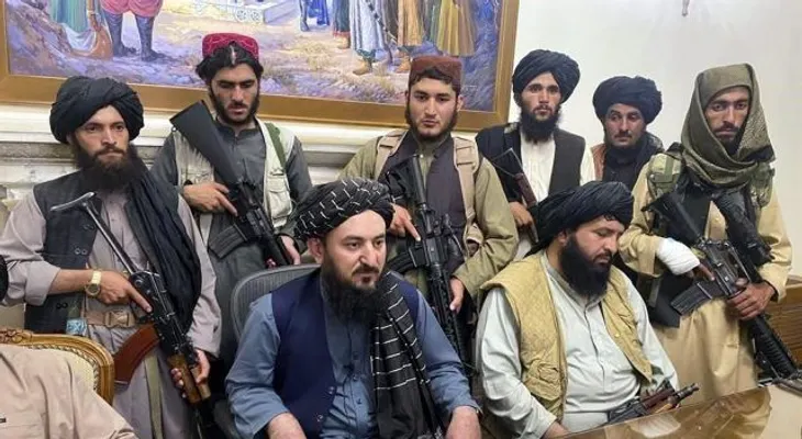 Los talibanes completan su Gobierno sin mujeres; en el futuro "nombrarán algunas..."