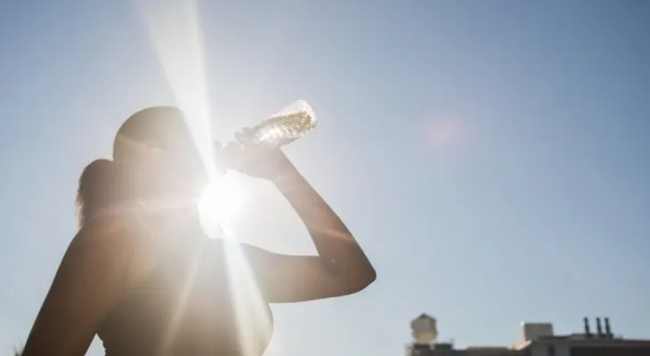 Recomiendan medidas de salud ante temperaturas extremadamente calurosas; muchos líquidos, ropas ligeras y no exponerse al sol