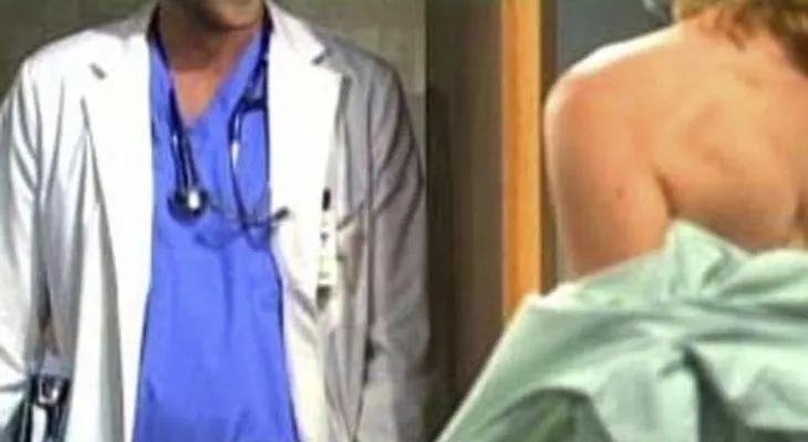 El doctor y su paciente ante la consulta de un bebé 