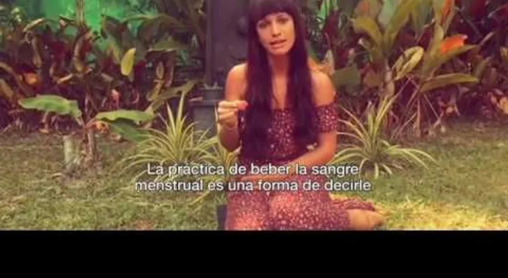 Profesora bebe su propia sangre menstrual para obtener más nutrientes (VIDEO)