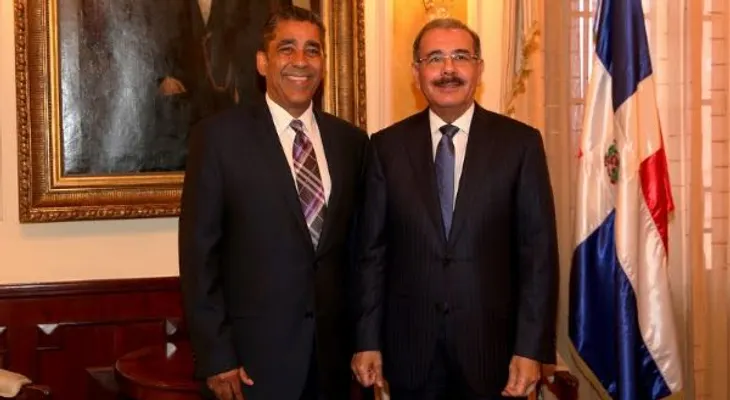 Senador Adriano Espaillat recibe proyecto de Naturalización de Danilo Medina