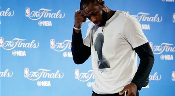 Escriben frase racista en casa de LeBron James en Los Ángeles