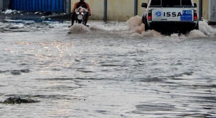 COE mantiene 12 provincias en alerta por onda tropical