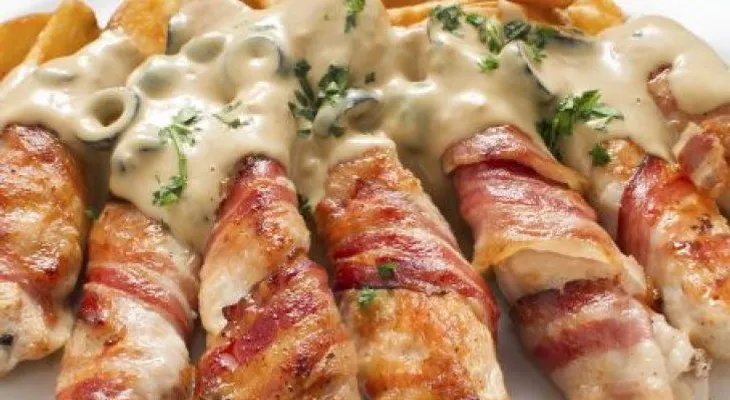 Bastoncillos de pollo con tocineta y salsa gorgonzola 