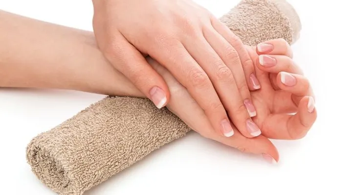 Suaviza las cutículas de las uñas y la piel, con bicarbonato de sodio