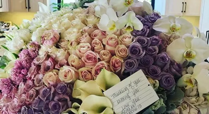ARod envió un paquetón de flores a Jennifer López que dice: Tu Macho 13"