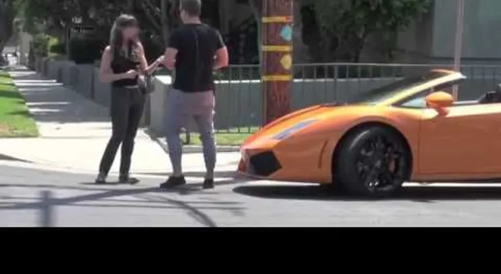 Mujer aceptó subir a Lamborghini y se llevó sorpresa (Video)