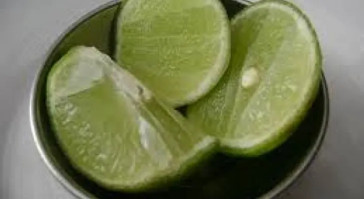 ¿El agua con limón ayuda a perder peso? 