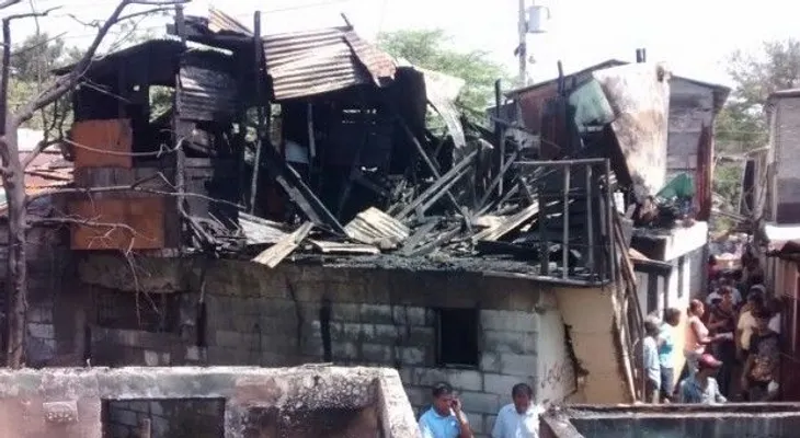 15 viviendas destruida por fuego en Santiago