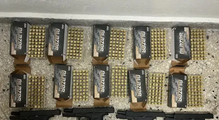 Ocupan pistolas y municiones enviadas en caja desde el exterior, camufladas con artículos de primera necesidad