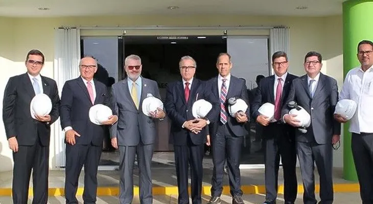 Delegación oficial de Panamá visita instalaciones AES
