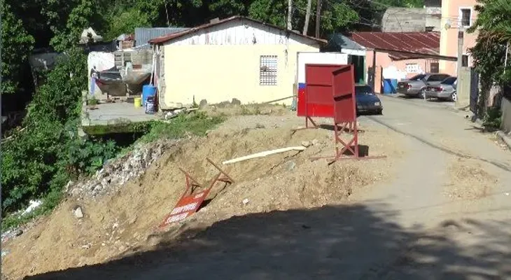 Afectados por derrumbe en Santiago denuncian Obras Públicas paralizó los trabajos