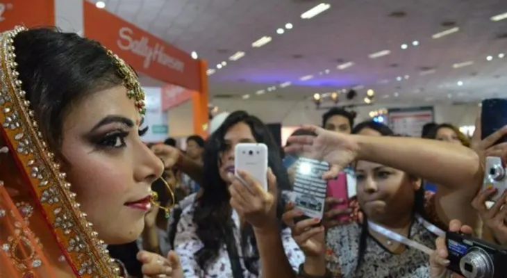 El multimillonario negocio de la obsesión por la piel clara en India