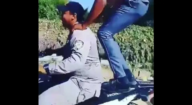  Varios agentes de la PN haciendo piruetas sobre motocicleta en marcha (VIDEO)