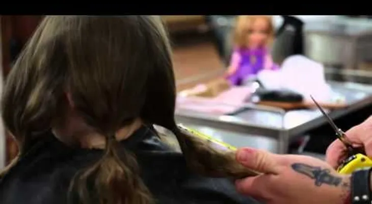 Lo que hace esta niña por amor al prójimo (Video)