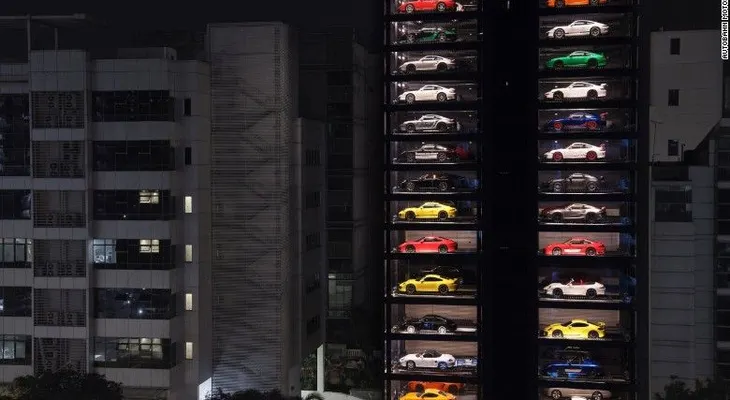 Esta torre de 45 metros es una máquina expendedora para que saques un Ferrari
