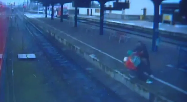 Un hombre tira a una anciana en silla de ruedas a las vías del tren 