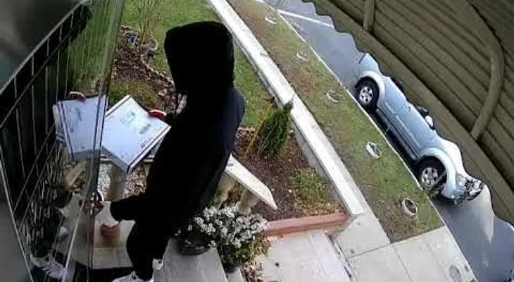 Atracan en Queens disfrazado de mensajero