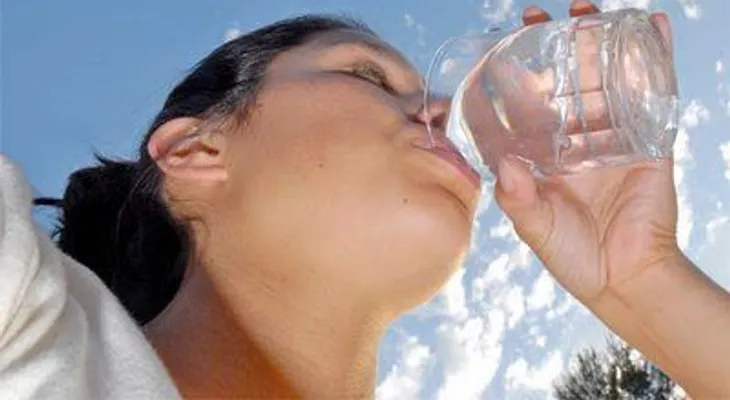 Grandes beneficios de beber agua con el estómago vacío 