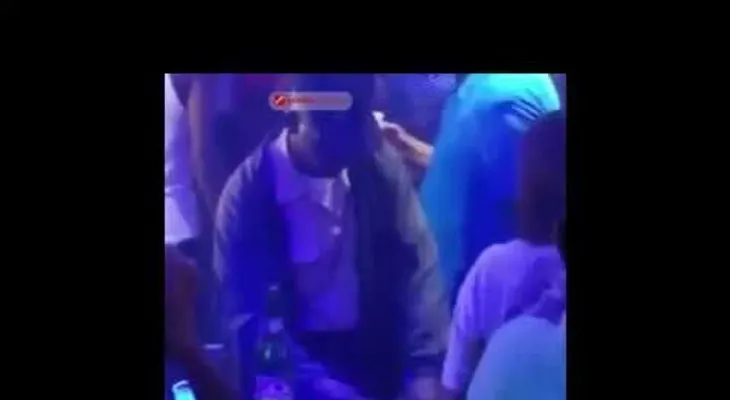 Un policía bailarín calienta las redes sociales con uniforme y su arma en una discoteca (VIDEO)