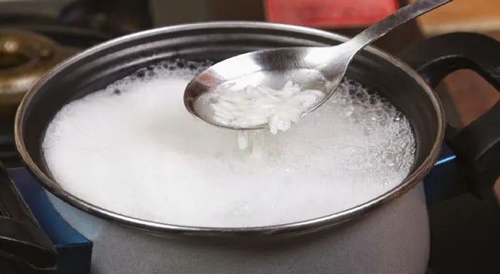 El agua de arroz lleno de propiedades para la piel