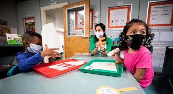 Florida anuncia más sanciones por obligar a usar tapabocas en escuelas
