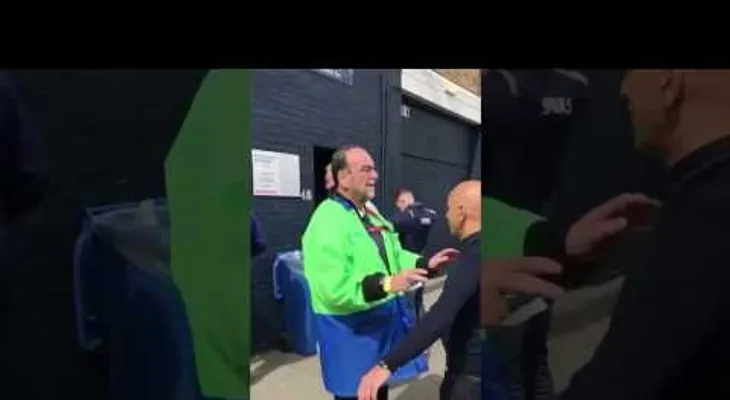 Burlas en la Red por este control en la puerta de un estadio de fútbol