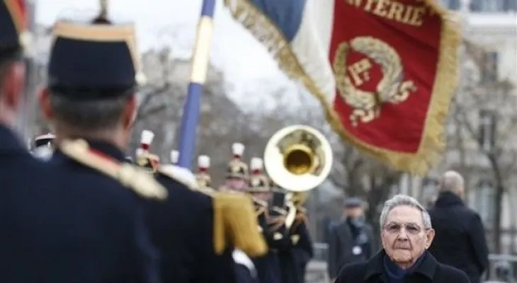 Raúl Castro visita a Francia en viaje histórico