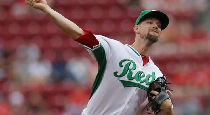 Leake tolera 2 hits en 7 innings; Rojos vencen a Marlins 