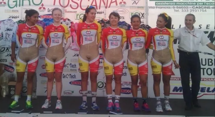 "Atrevido" uniforme de ciclistas colombianas causa polémica.