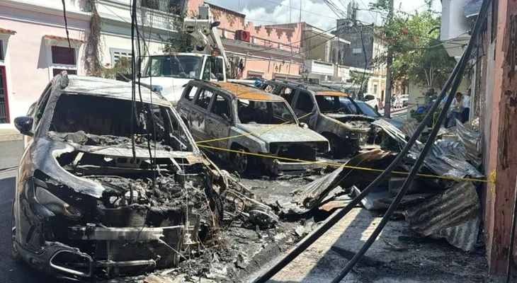 Incendio en la Zona Colonial deja una familia sin hogar y varios vehículos calcinados