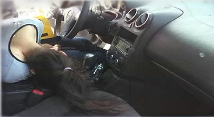 Mujer sin vida dentro de un vehículo y mira la que dijeron
