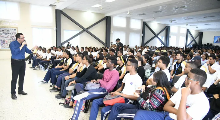 Navarro afirma es indispensable juventud esté cada vez más "atenta" a la política
