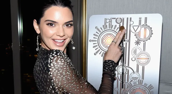 Kendall Jenner lució su look más sexy, con un escote hasta el ombligo